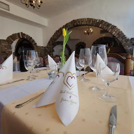 Zur Linde Отель