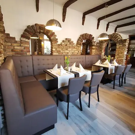 Zur Linde Отель