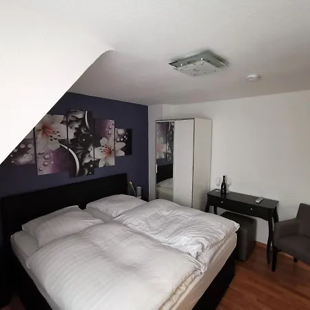 Zur Linde Отель 2*