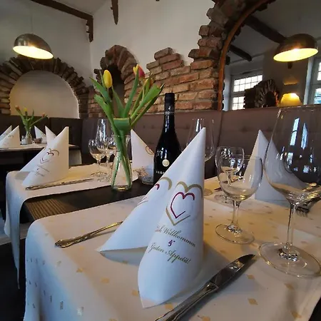 Zur Linde Отель 2*