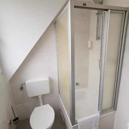 Zur Linde Отель 2*