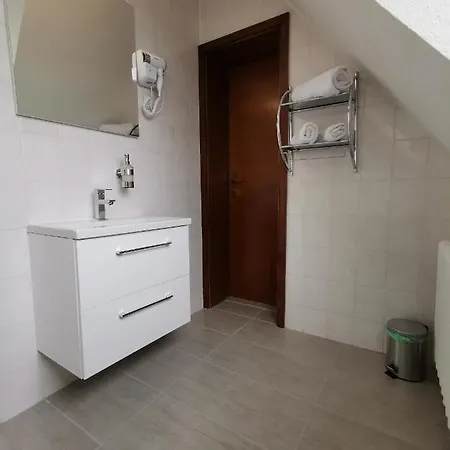 Zur Linde 2* Rommerskirchen